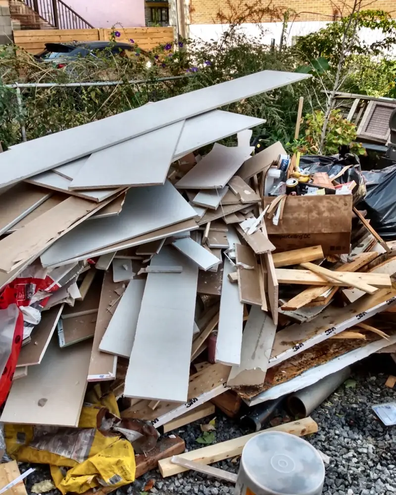 Débris de chantier regroupés, prêts à être ramassés