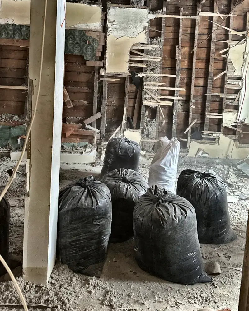 Sacs de débris prêts à être ramassés sur un chantier